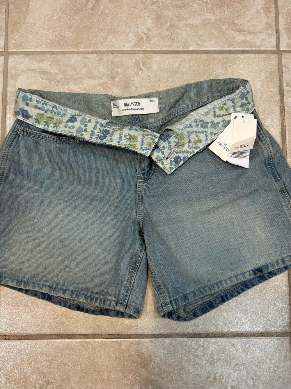 Brand New (w/ tags) super cute Hollister low-rise baggy denim shorts in a perfec